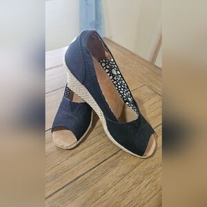 TOMS Shoes Like New 9.5